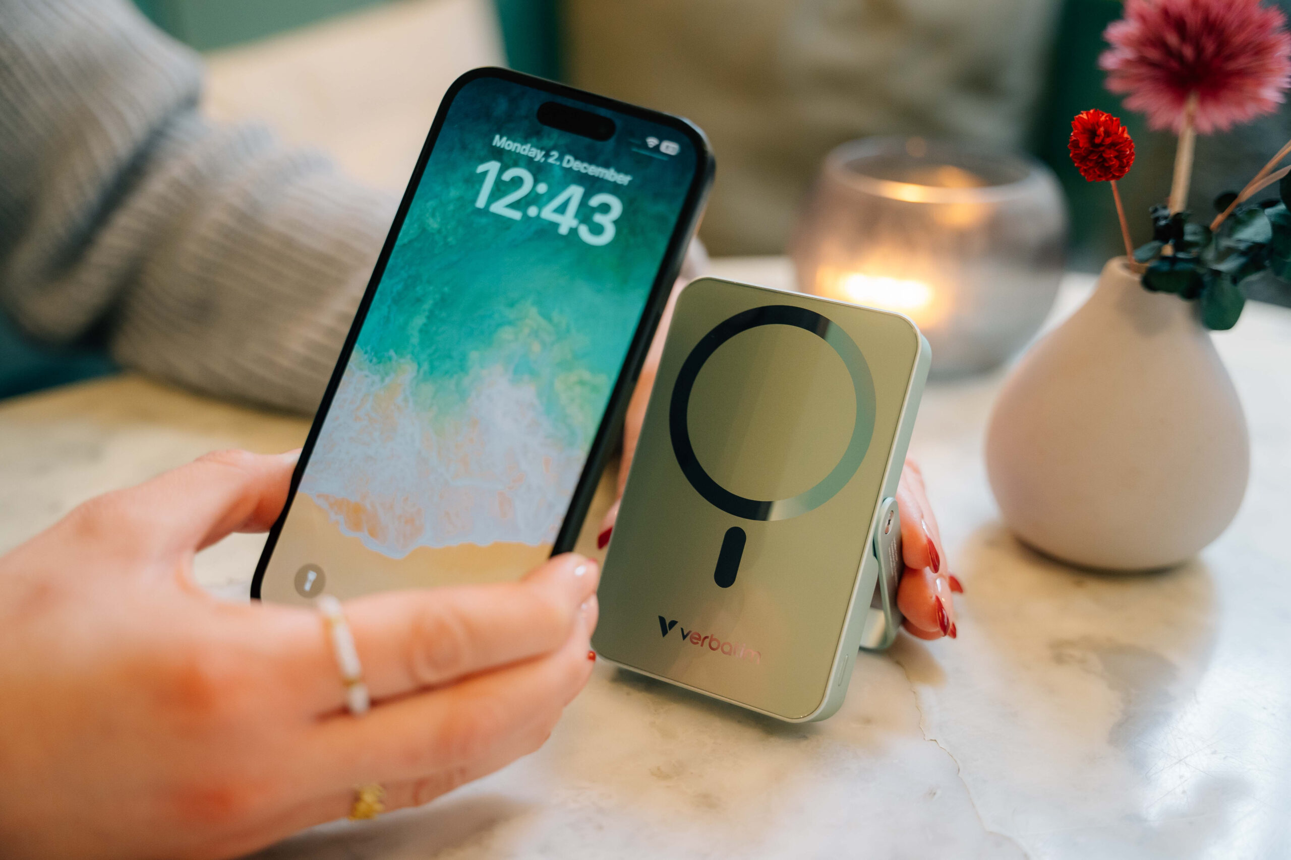 Verbatim Charge n Go 10,000mAh Magnetic Wireless Charging Power Bank Glass with Stand Green 32259 - Image 4