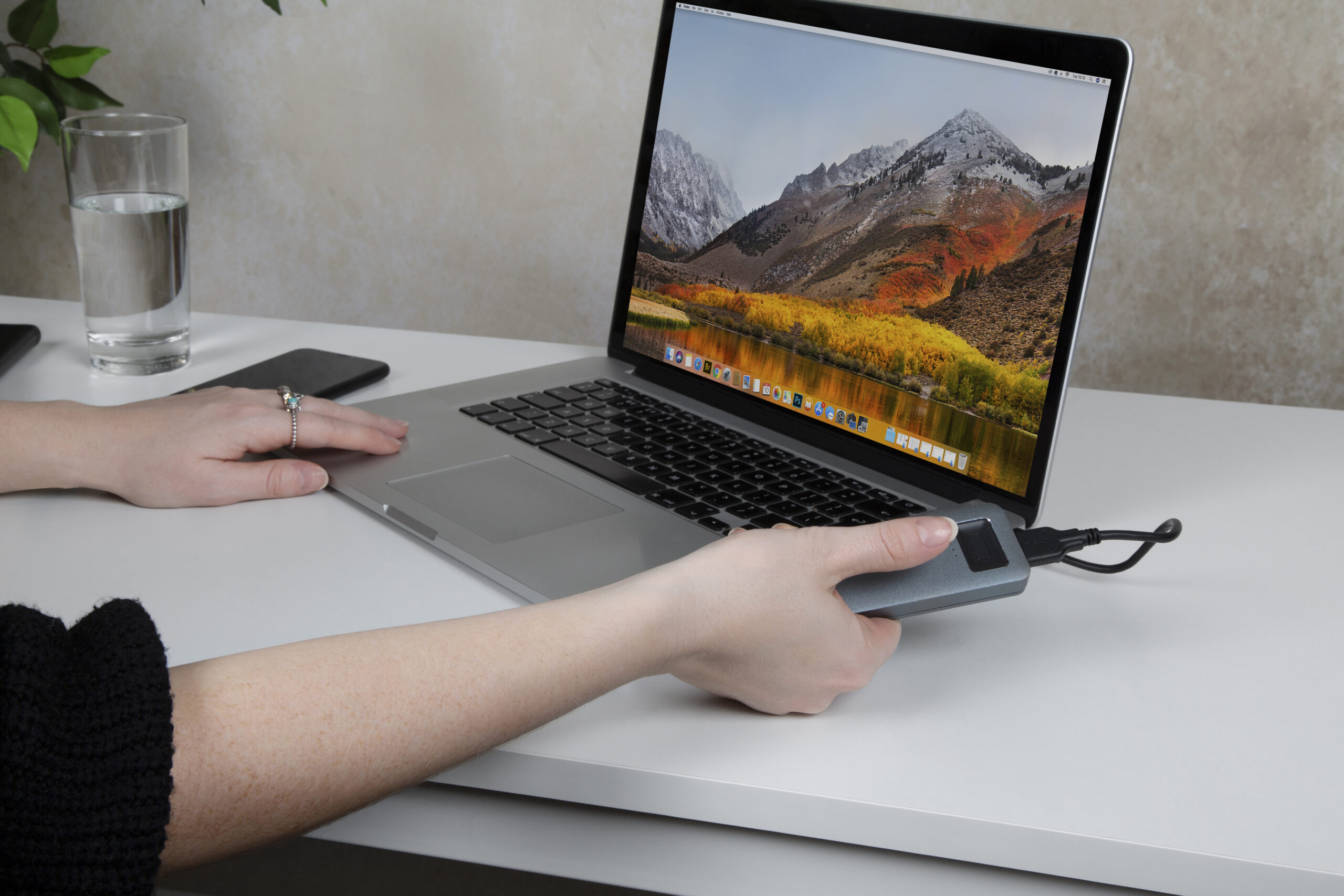 Verbatim Executive Fingerprint Secure 512GB USB-C External SSD 53656 - Image 3